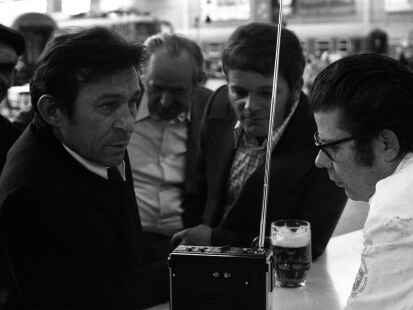 Der Klassiker aus alten Zeiten: Fu&szlig;ball-Fans lauschen beim Pils der Radio&uuml;bertragung eines L&auml;nderspiels der Deutschen Nationalmannschaft. Hier ein Bild aus dem Weltmeisterschaftsjahr 1974.