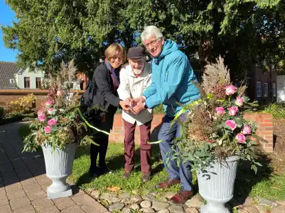 Die Ausstellung im Museumsgarten er&ouml;ffneten (von links) Barbara M&uuml;ller, Uno Thyselius und Michael Kurz.