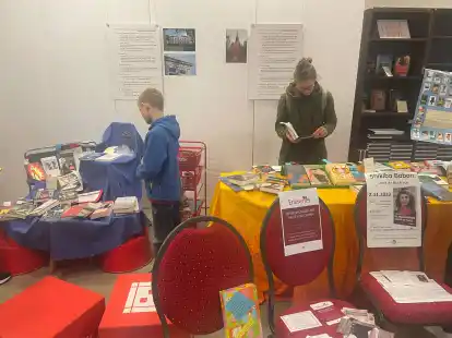 Tina Wiesner und Sohn Jon st&ouml;bern in der Auswahl der kleinen Buchmesse.
