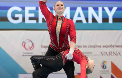 Spannung von der Fu&szlig;sohle bis in die Fingerspitzen: Laura Karczmarzyk (stehend) und Leni Ohlsen (Bild: Felix Kuntoro)