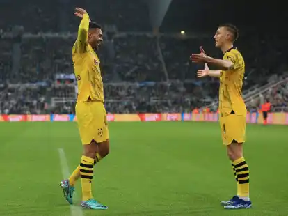 Dank eines Treffers von Felix Nmecha (l) siegte Borussia Dortmund bei Newcastle United.