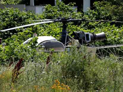 Ein Hubschrauber Alouette II, mit dem der Kriminelle Redoine Faid aus dem Gef&auml;ngnis geflohen ist, steht verlassen in der Landschaft.