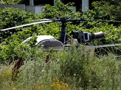 Ein Hubschrauber Alouette II, mit dem der Kriminelle Redoine Faid aus dem Gef&auml;ngnis geflohen ist, steht verlassen in der Landschaft.