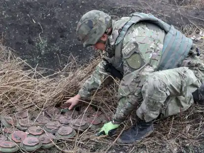 Ein Soldat der Kampfmittelabwehr (Explosive Ordnance Disposal, EOD) bei der Arbeit.
