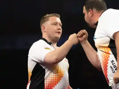 Martin Schindler (l) und Gabriel Clemens treten bei der Darts-EM in Dortmund an.