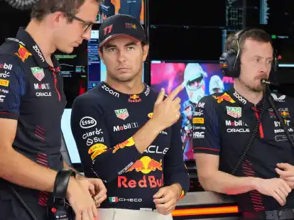 Sergio P&eacute;rez (M) muss weiter um seine Zukunft bei Red Bull bangen.