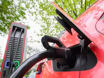 Ein Elektroauto an einer Schnelllades&auml;ule: Die Reparatur von E-Autos ist deutlich teurer als von Verbrennerautos