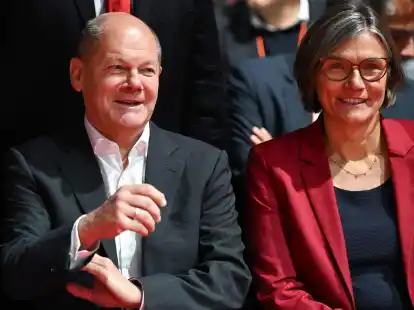 Christiane Benner, neue Erste Vorsitzende der IG Metall, und Bundeskanzler Olaf Scholz (SPD)  auf dem Gewerkschaftstag der Industriegewerkschaft in Frankfurt/Main.
