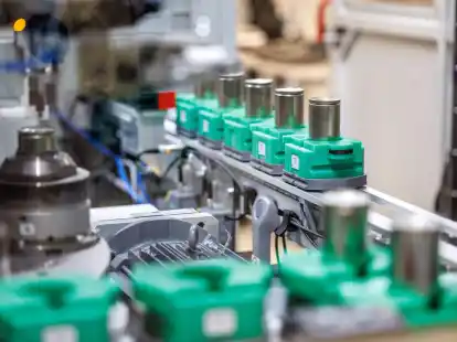 BMW-Rundzellen im Kompetenzzentrum f&uuml;r Batteriezellfertigung in Parsdorf.