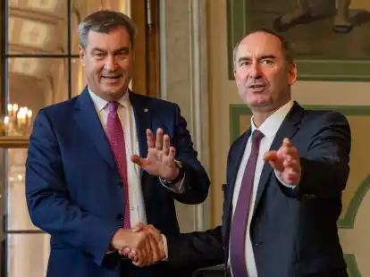 Hubert Aiwanger (r) und Markus S&ouml;der sind sich einig.