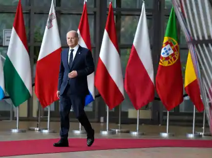 Bundeskanzler  Olaf Scholz trifft zum EU-Gipfel ein.