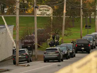 Polizeikr&auml;fte versammeln sich nach dem Angriff vor einer Gastst&auml;tte in&nbsp;Lewiston.