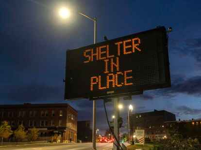 Ein Schild r&auml;t Anwohnerinnen und Anwohnern, zu Hause zu bleiben. (Robert F. Bukaty/AP/dpa)