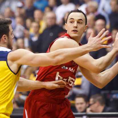 Hat f&uuml;r beide Teams gespielt: Karsten Tadda (rechts, hier im Bamberger Trikot) im Duell mit dem fr&uuml;heren Oldenburger Chris Kramer im Jahr 2014. Von 2017 bis 2021 spielte er f&uuml;r Oldenburg, am Freitag ist er Oldenburgs Gegner.