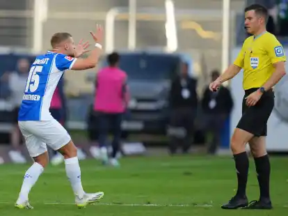 Darmstadts Fabian N&uuml;rnberger diskutiert mit Schiedsrichter Harm Osmers. Die Regelh&uuml;ter des Ifab wollen f&uuml;r mehr Respekt gegen&uuml;ber Referees sorgen.
