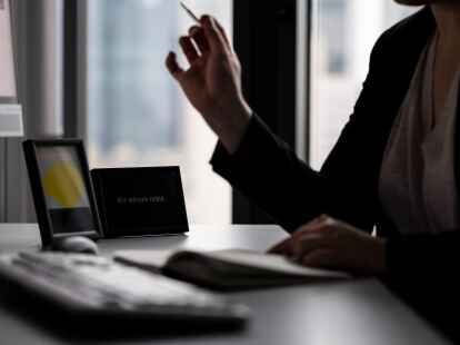 Frauen verdienen in der obersten deutschen B&ouml;rsenliga mehr als ihre m&auml;nnlichen Kollegen.