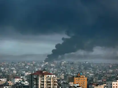 Rauch steigt nach israelischen Luftangriffen im Gazastreifen auf. Der Konflikt geht Jahre zur&uuml;ck.