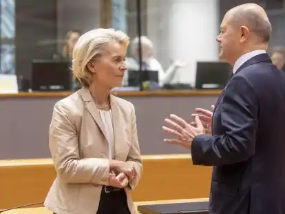 EU-Kommissionspr&auml;sidentin Ursula von der Leyen spricht mit Bundeskanzler Olaf Scholz beim EU-Gipfel in Br&uuml;ssel.