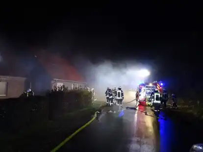 Realistisches Einsatzszenario: In Garnholt arbeiteten die Feuerwehren konzentriert, bis alle Gefahren gebannt waren.