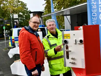 Hans-Peter Theilen (l.) informiert sich bei Frank Vehren, Kontaktbeamter der Polizei in Oldenburg, &uuml;ber Einbruchsschutz