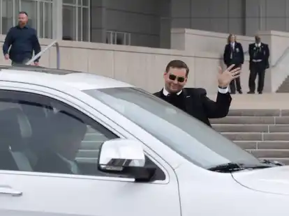 George Santos verl&auml;sst das Bundesgerichtsgeb&auml;ude in Central Isli.