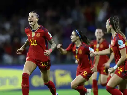 Jennifer Hermoso (l) bejubelt ihr Siegtor in Italien.