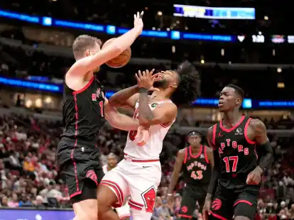 Basketball-Weltmeister Dennis Schr&ouml;der (17, r) hat den zweiten Saisonsieg &auml;u&szlig;erst knapp verpasst.