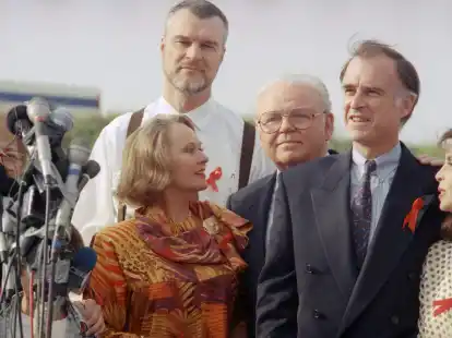 Richard Moll steht im April 1992 hinter dem damalign demokratischen Pr&auml;sidentschaftskandidaten Jerry Brown, (2.v.r).