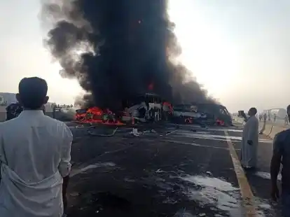 Bei einem Zusammensto&szlig; mehrerer Fahrzeuge auf einer Schnellstra&szlig;e in &Auml;gypten sind mindestens 32 Menschen ums Leben gekommen.