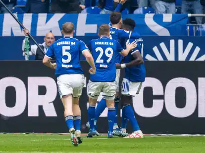 Die krisengeplagten Schalker konnten sich gegen Hannover &uuml;ber den dritten Saisonsieg freuen.