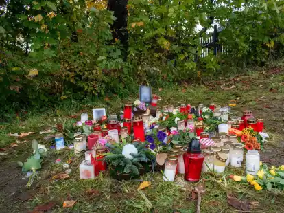 Blumen und Kerzen im Gedenken an einen Obdachlosen. Er wurde mit Messerstichen get&ouml;tet.