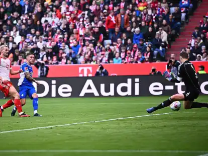 Zur&uuml;ck im Bayern-Tor: Manuel Neuer (r) pariert einen Schuss von Darmstadts Marvin Mehlem.