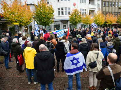Auf dem Julius-Mosen-Platz in Oldenburg versammelten sich am Samstag die Menschen, um ihre Solidarit&auml;t mit Israel zu bekunden. Die Versammlung verlief friedlich.