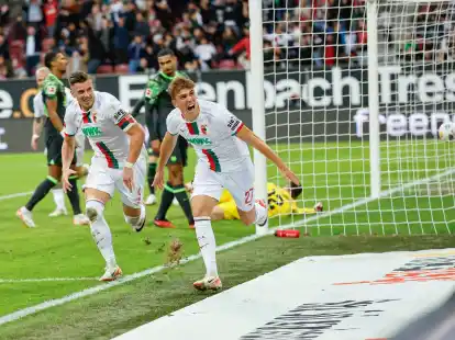 Arne Engels (r) schoss Augsburg zum Sieg gegen Wolfsburg.