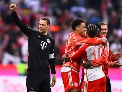 FCB-Torwart Manuel Neuer (l) war nach seinem Comeback &uuml;bergl&uuml;cklich.