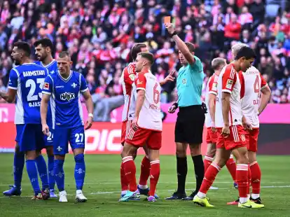 Bayerns Joshua Kimmich (M) sah im Spiel gegen Darmstadt schon fr&uuml;h die Rote Karte.