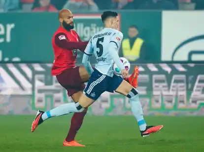 Kaiserslauterns Terrence Boyd (l) im Zweikampf mit dem Hamburger Dennis Hadzikadunic.