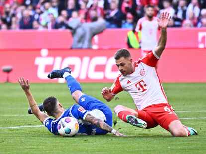 Joshua Kimmich (r) foult Darmstadts Marvin Mehlem.
