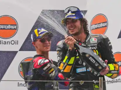 Mario Bezzecchi (r) hat das MotoGP-Rennen in Indien gewonnen.