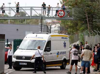 Francesco Bagnaia musste mit einem Krankenwagen ins Medical Center und sp&auml;ter ins Krankenhaus gebracht werden.