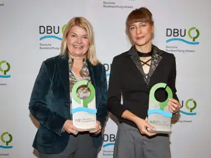 Die Preistr&auml;gerinnen Dagmar Fritz-Kramer (l) und Friederike Otto bei der Preisverleihung in L&uuml;beck.