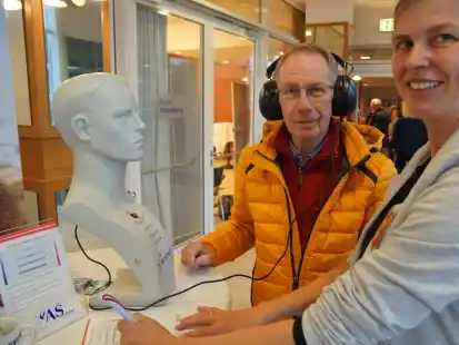 Meike Renken aus Bad Zwischenahn misst die H&ouml;rqualit&auml;t bei Dr. Hartmut Meyer aus Brake: Es war eine der vielen M&ouml;glichkeiten auf der Messe.