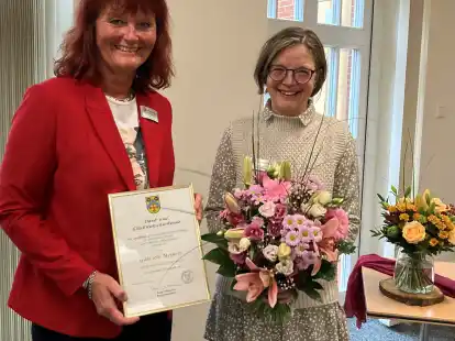 Im Rathaus in Neerstedt: Antje Oltmanns (links) ehrte Gabriele Meiners