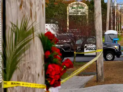 Ein Absperrband umgibt den Tatort in Lewiston.