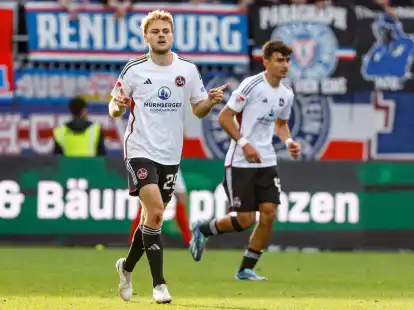 Tim Handwerker (l) feiert seinen Treffer zum 1:0 f&uuml;r N&uuml;rnberg.