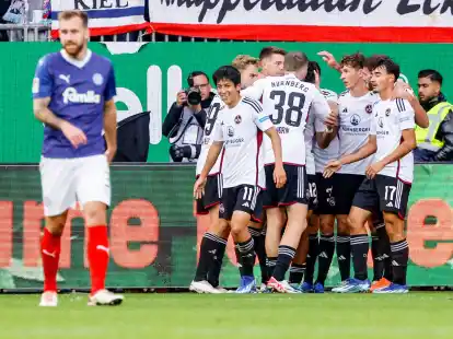 N&uuml;rnbergs Spieler feiern den Treffer zum 2:0 beim Sieg in Kiel.