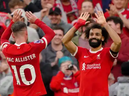 Mohamed Salah (r) und Alexis Mac Allister feiern nach Salahs Treffer zum 3:0.
