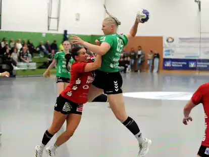 Sarah Weiland (am Ball) und ihre Garreler Mitspielerinnen hatten es in Hannover nicht leicht.