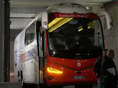 Der Mannschaftsbus von Olympique Lyon wurde vor dem Spiel gegen Olympique Marseille mit Steinen attackiert.
