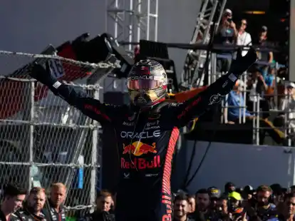 Red-Bull-Pilot Max Verstappen feiert seinen Sieg.